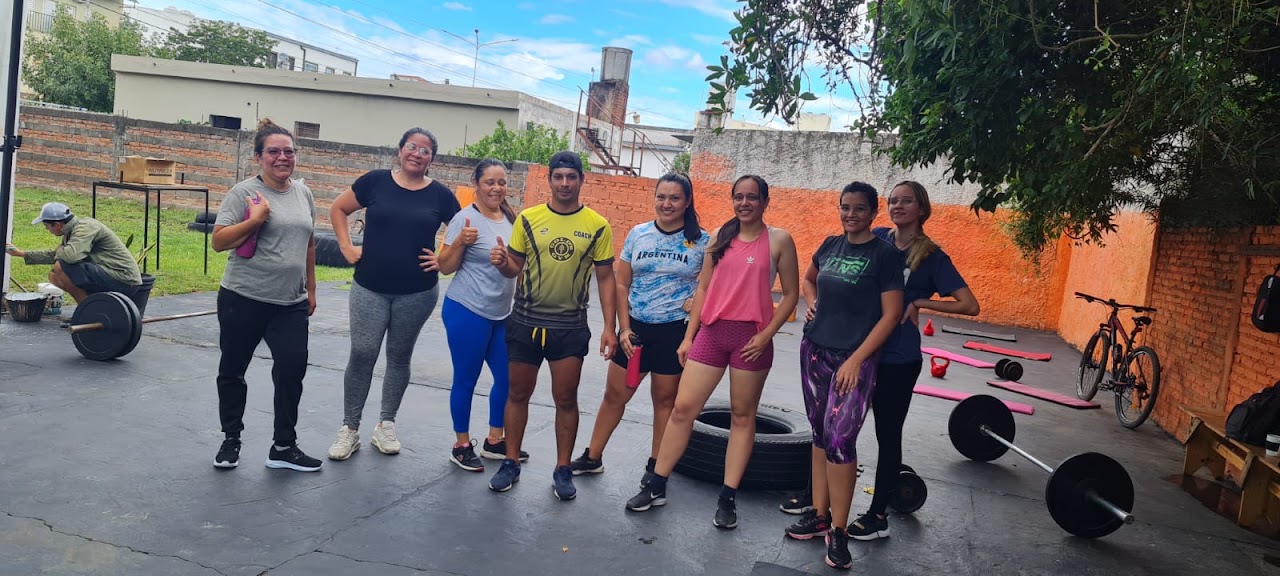 Grupo de alumnos entrenando en la zona outdoor de Golds Gym Corrientes