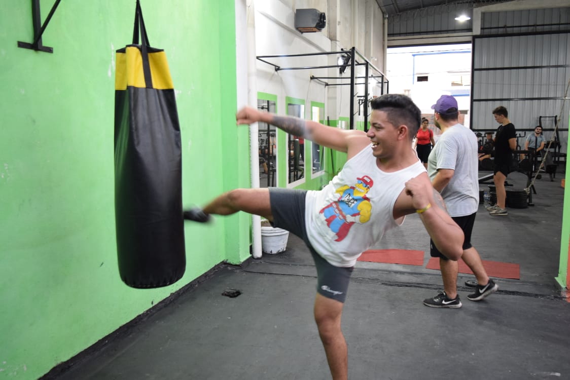 Clases de kickboxing en estudio con bolsas