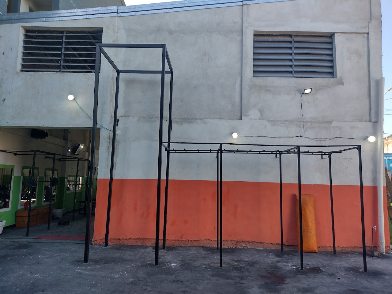 Estructura outdoor para entrenamiento funcional de Golds Gym Corrientes